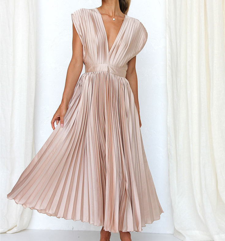Elegantes A-Linie Plissee Kleid in beige Champagne Wadenlang mit V Ausschnitt