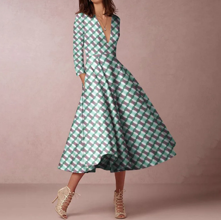 Elegantes Langarm Kleid Bibi Wadenlang mit V Ausschnitt in Hellblau mit Vintage Muster