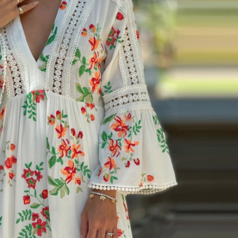 Langarm Boho Sommerkleid Bianca mit V Ausschnitt in weiß mit Blumenmuster