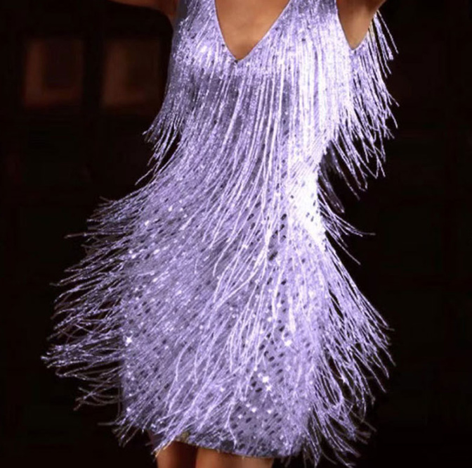 Sexy Mini Pailletten Party Kleid in Lila mit V Ausschnitt