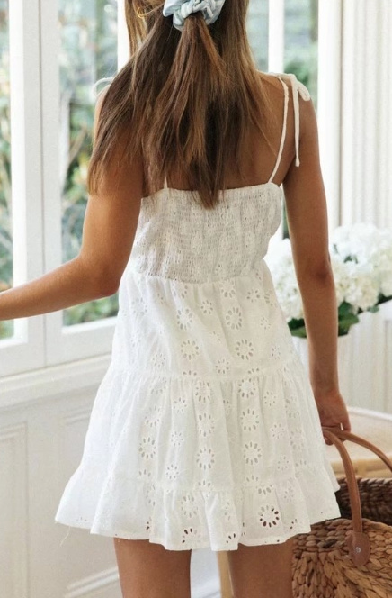 Süßes Mini Sommerkleid mit Träger in Weiß