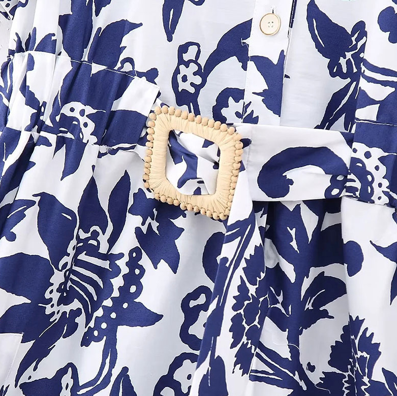 Wadenlanges Kurzarm Sommerkleid in Blau Weiß mit Blumenmuster und Gürtel