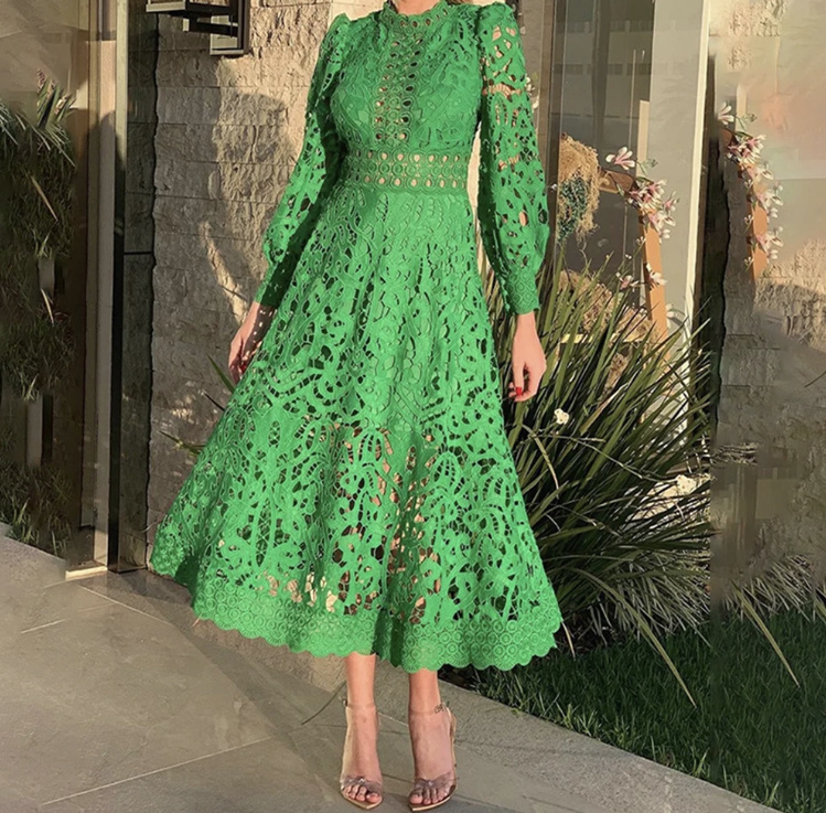 Elegantes Langarm Kleid Lill Wadenlang aus Spitze in Grün