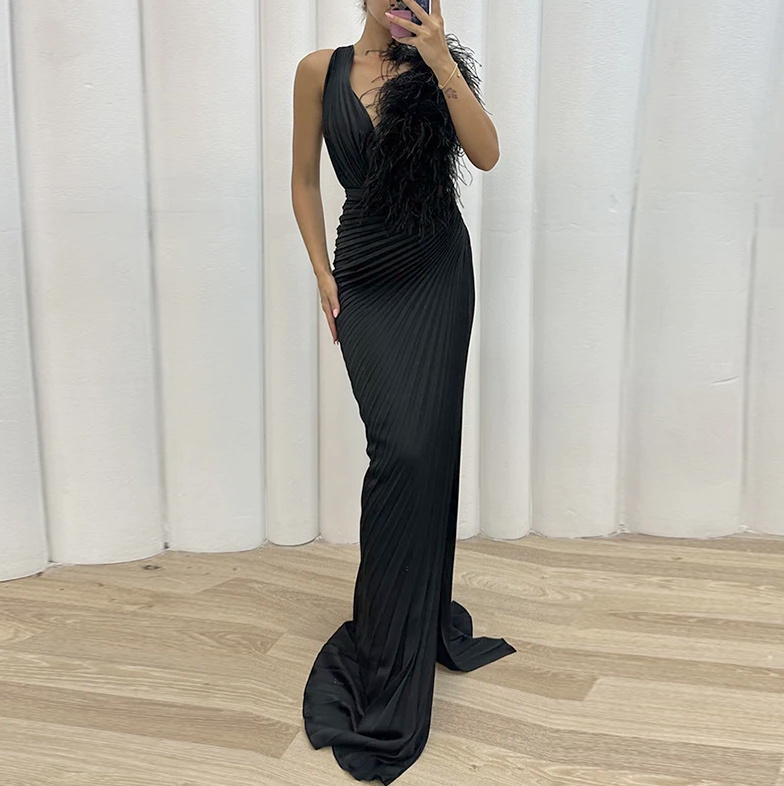 Sexy Etui Abendkleid Plissiert in Schwarz mit Kunstfedern 